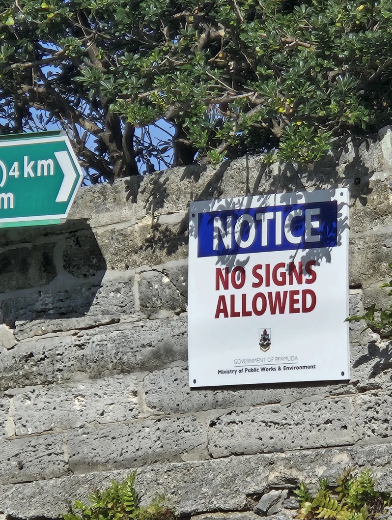 m 4km VEIVALE NOTICE NO SIGNS ALLOWED GOVERNMENT OF BERMUDA Ministry of Public Works & Environment
