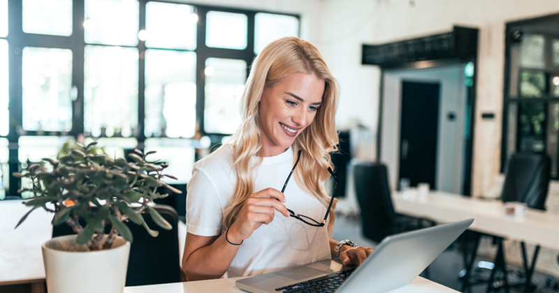 Blonde woman influencer streaming online. 