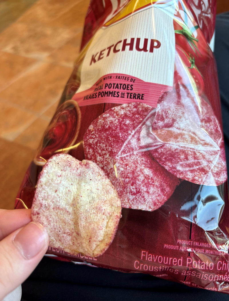 KETCHUP MANF WITH FAITES DE REAL POTATOES VRAIES POMMES DE TERRE PRODUCT ENLARGED PRODUIT AGRAND POUR MONTRE Flavoured Potato Chi Croustilles assaisonne dients iens et importés