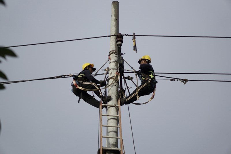Electrical workers fix power lines.