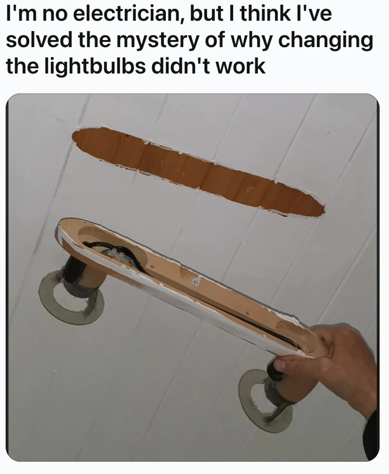 I'm no electrician, but I think I've solved the mystery of why changing the lightbulbs didn't work