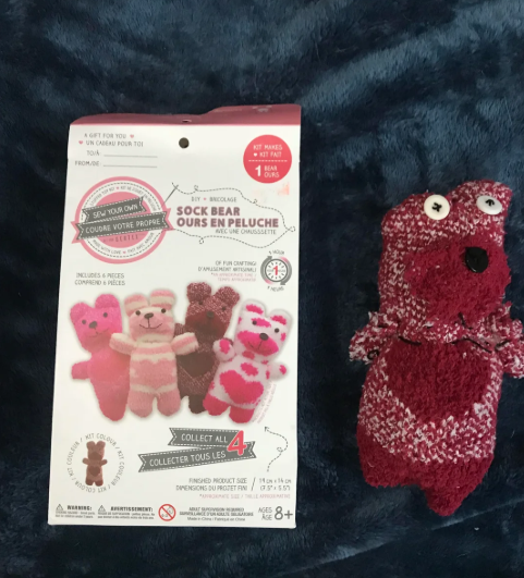 GIFT FOR YOU UN CADEAU POUR TO FROM/D OURS SEW YOUR OWN COUDRE VOTRE PROPRE P BLY NICOLAGE SOCK BEAR OURS EN PELUCHE VEC UNE MUSSSETTE INCLUDES & PRECES COMPREND PIECES COLLECT ALL COLLECTER TOUS LES FINSHED PRODUCTS DIMENSIONS DU PROJET FINI M AGES 8+