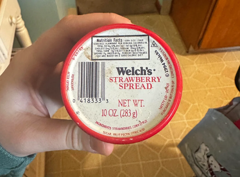40705-0 Nutrition Facts: SERV. SIZE TBSP SERVINGS 14,AMOUNT PER SERVING CALORIES 50, TOTAL FAT 0 (0% DY) SAT FAT Og (0% DV), CHOLEST Om10% DY), SODIUM 10 (0%DV). TOTAL CARB 134%DVFIBER DECO %DV), SUGARS 13, PROTEIN O. PERCENT DAILY VALUES. (OV) ARE BASED ON A 2000 CALORIE DIET AFTER OPENING REFRIGERATE Welch's® STRAWBERRY SPREAD 0 418333 3 NET WT. 10 OZ. (283 g) INGREDIENTS: STRAWBERRIES, CORN SYRUP SUGAR, FRUIT PECTIN, CITRIC ACID Welch's CONCORD, MA 01742 USA SAFETY LID-DONOT PURCHASE 1 BUTTON