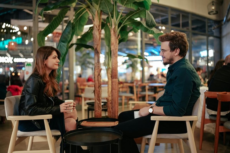 Man and woman chat during coffee date.