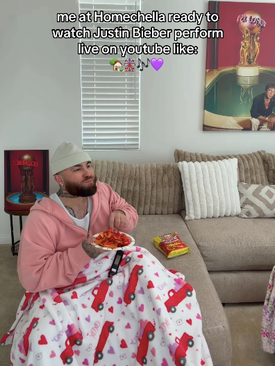 me at Homechella ready to watch Justin Bieber perform live on youtube like: