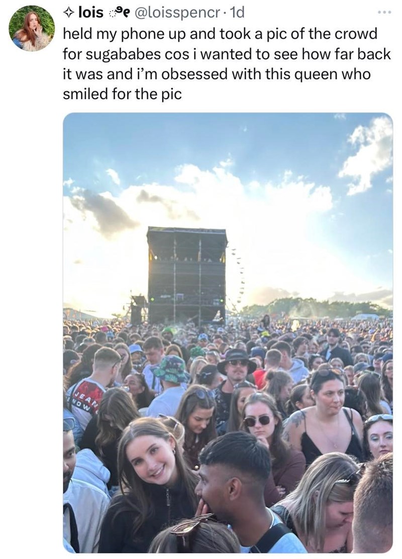 lois @loisspencr 1d held my phone up and took a pic of the crowd for sugababes cos i wanted to see how far back it was and i'm obsessed with this queen who smiled for the pic JEAN NOW