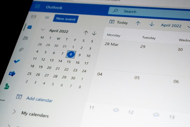 A screen with an outlook calendar on it.