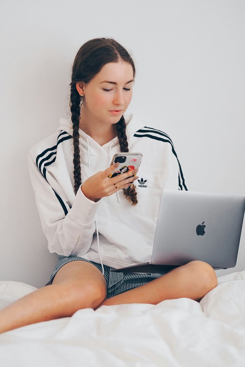 Employee stares at email in confusion.