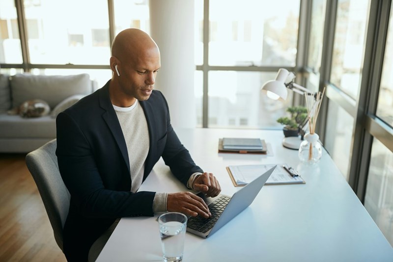 Irritated job candidate types up email.