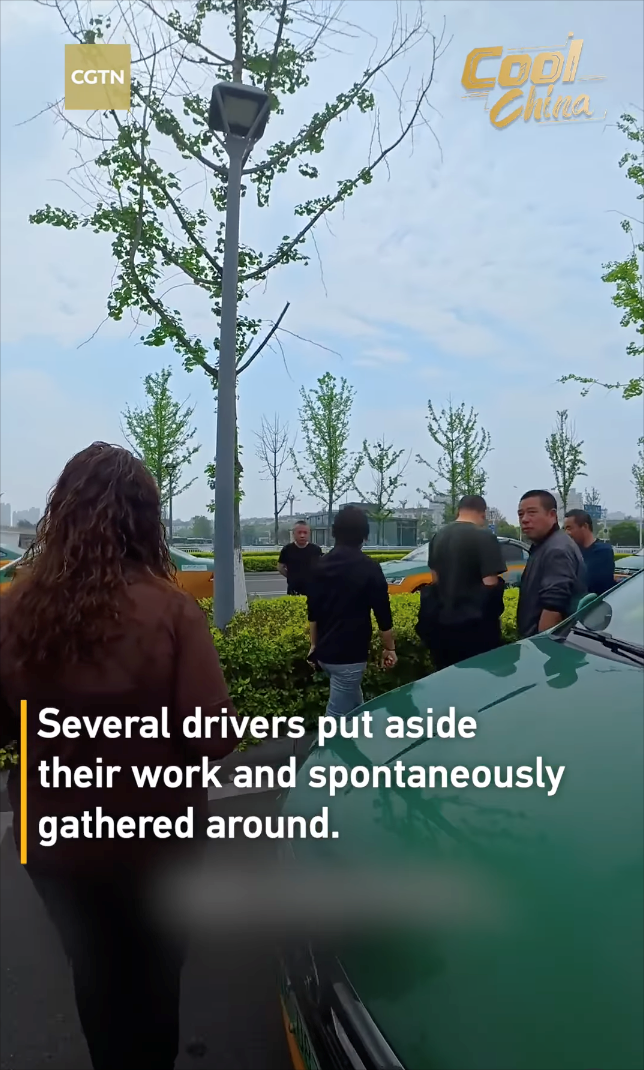 CGTN Cool China Several drivers put aside their work and spontaneously gathered around.