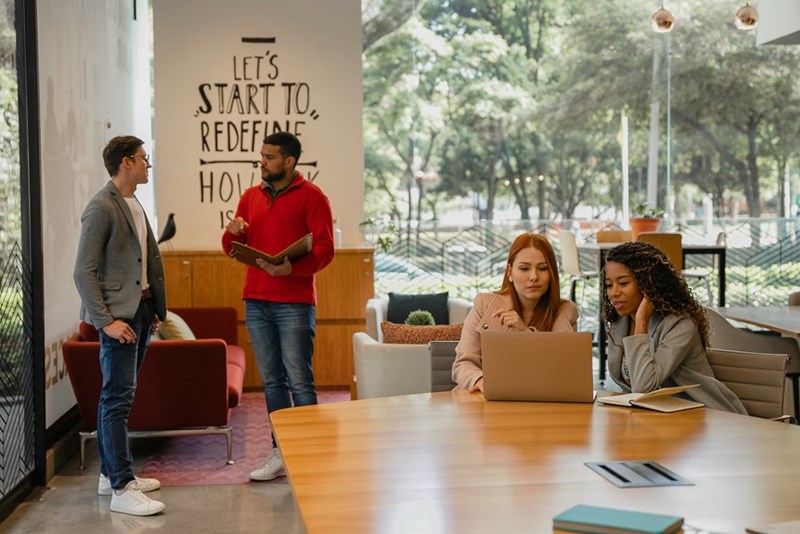 A project manager leads a presentation in a team meeting.