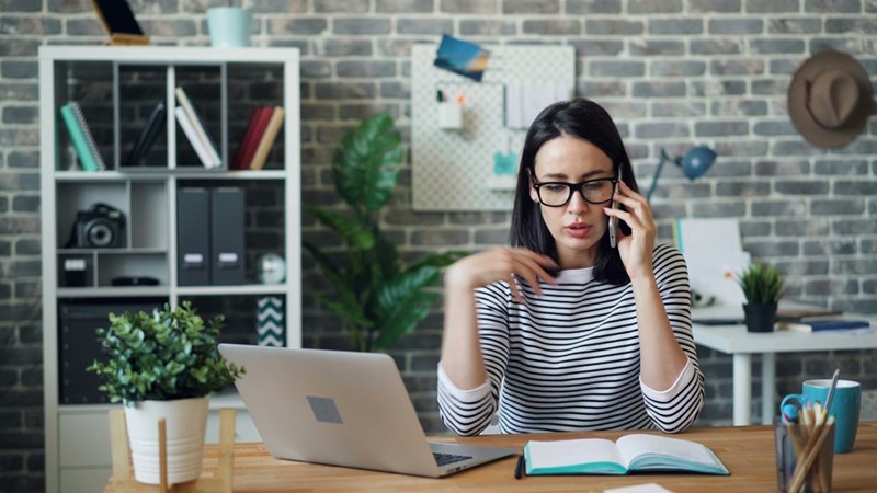 Boss talks to employee, trying to figure out why she can't meet her goals.