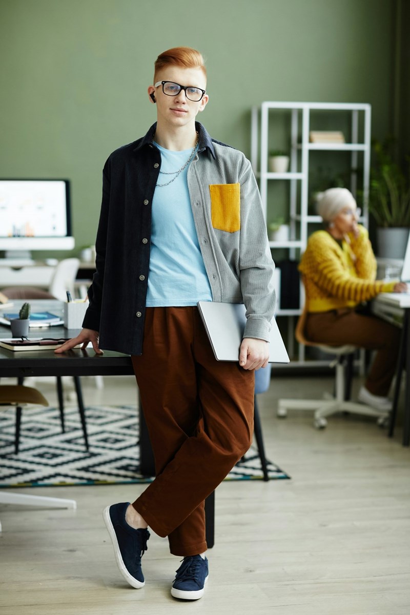 Young workers stands in office.