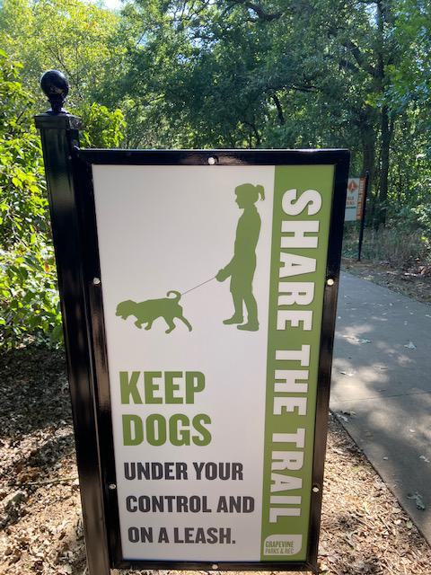 KEEP DOGS UNDER YOUR CONTROL AND ON A LEASH. SHARE THE TRAIL GRAPEVINE PARKS & REC