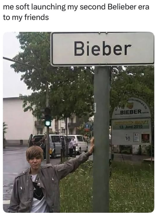 me soft launching my second Belieber era to my friends Bieber menia BIEBER 17 CREDEREK HANKS 13 Juni 2010