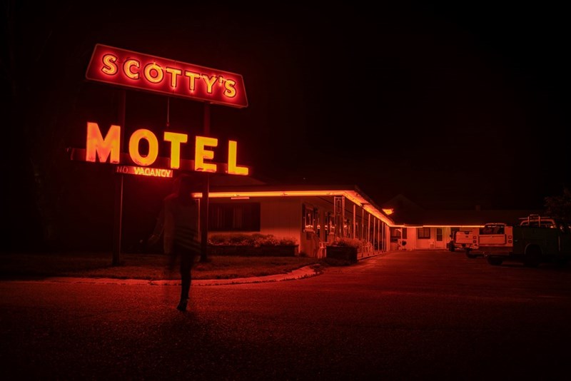 Scotty's motel singage turned on