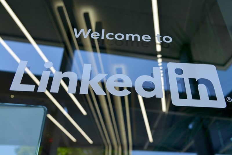 A window with the LinkedIn logo.