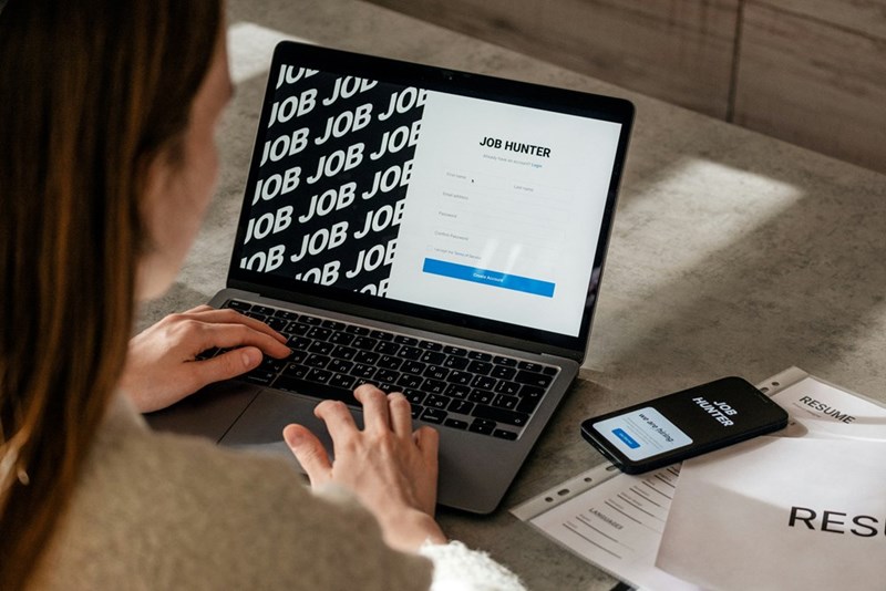 A recruiter searches on the homepage for “Job Hunter.”
