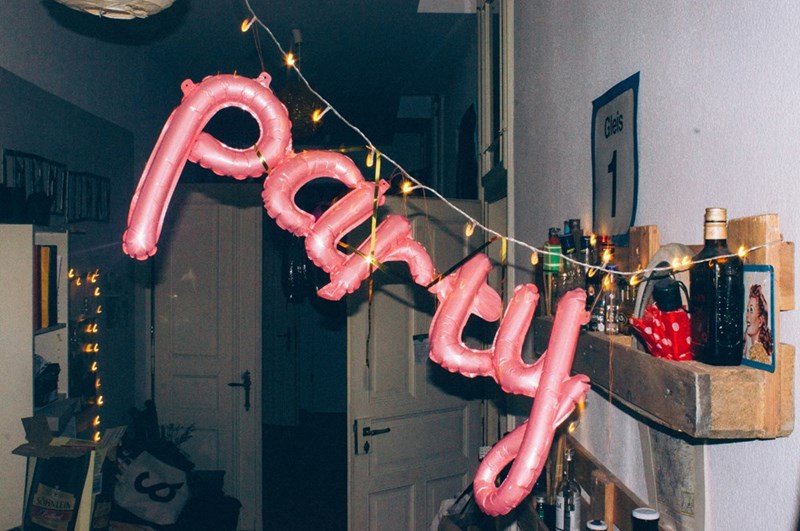 A depiction of party decorations set up in an empty space.
