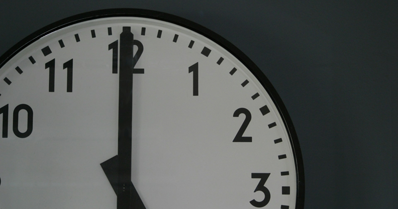 A representation of the upper right quadrant of a black and white analog clock
