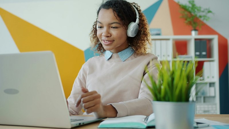 Depiction of a call center worker.