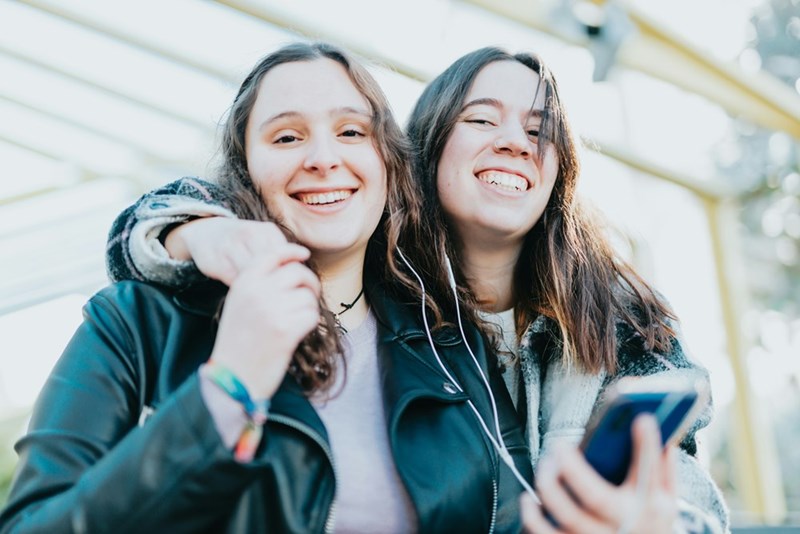 Models who represent two teenage girl best friends