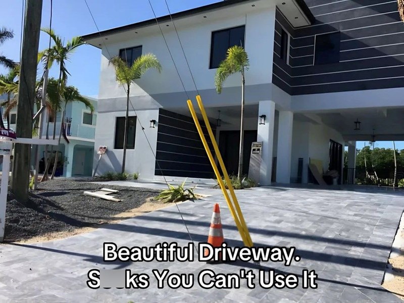Beautiful Driveway. Sks You Can't Use It 月