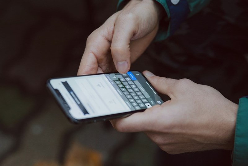 The image shows mobile communication in action, a key part of staying connected during a long-distance relationship.