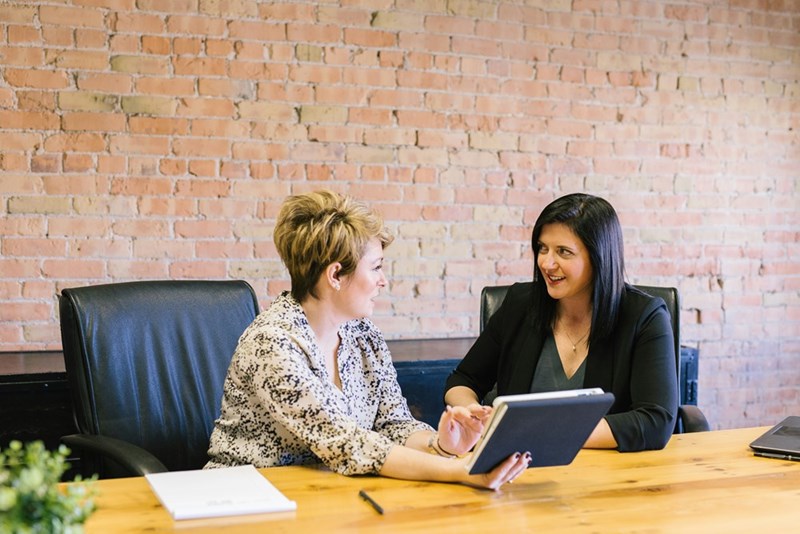 Managers discuss how to move forward and motivate their teams, in a representation by 2 models.