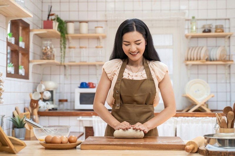 A helpful, 19-year-old roommate prepares a birthday cake for her 22-year-old roommate's birthday, proving that she's one of the best people you could possibly have as a roommate. 