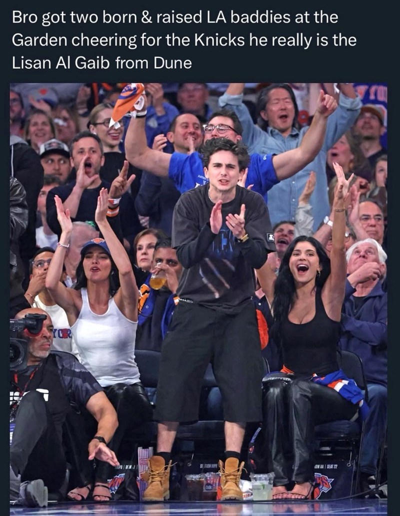 Bro got two born & raised LA baddies at the Garden cheering for the Knicks he really is the Lisan Al Gaib from Dune YOR SECTION VIPS DW AA SEAT 22
