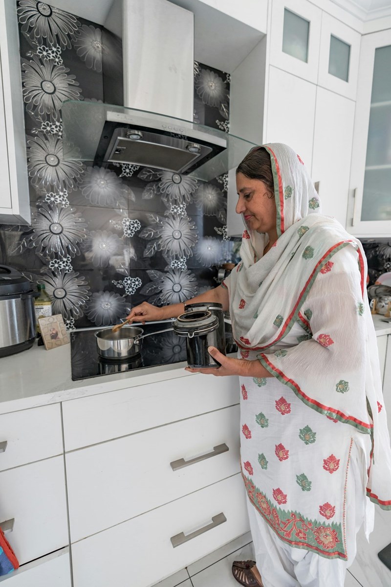  the 29-year-old roommate's mother, who spends all day long in the kitchen, and doesn't care that her daughter's roommate also needs to cook for herself. 
