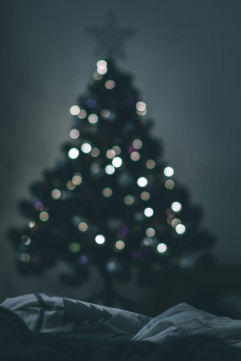 a blurred picture of a christmas tree