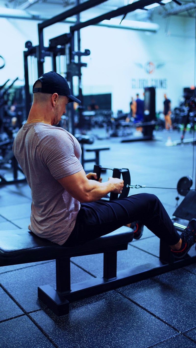 man in gray t shirt at the gym