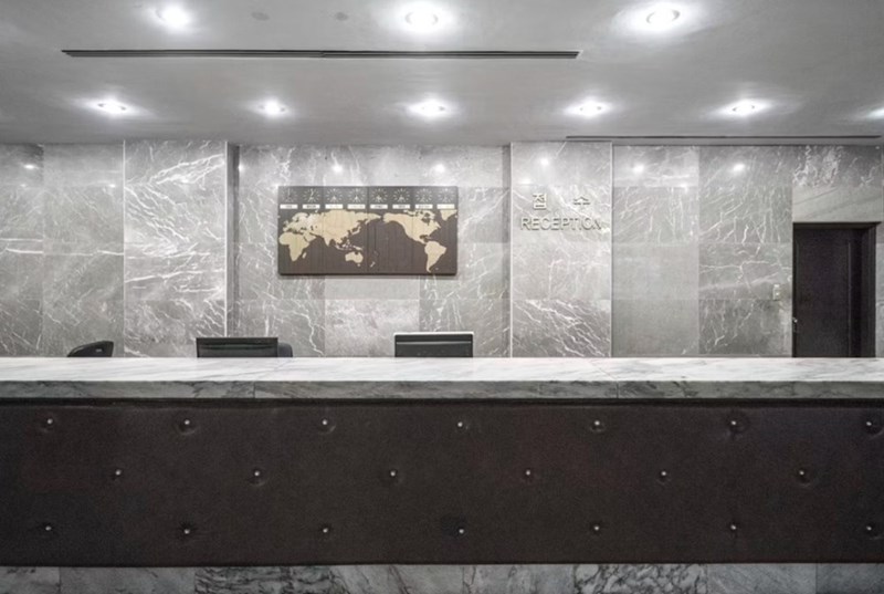Visual representation of a front desk in a hotel.