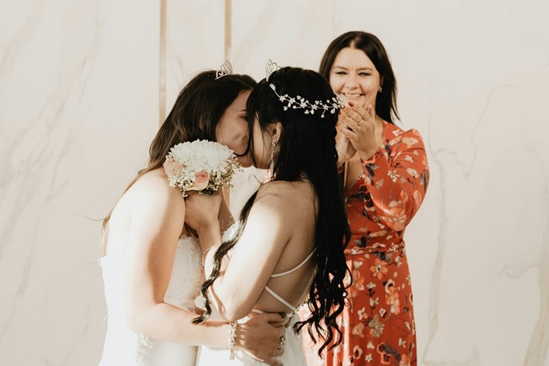 2 women getting married kissing