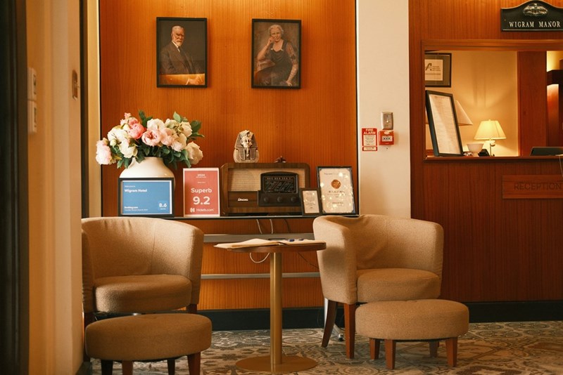 Visual representation of the front desk of a hotel.