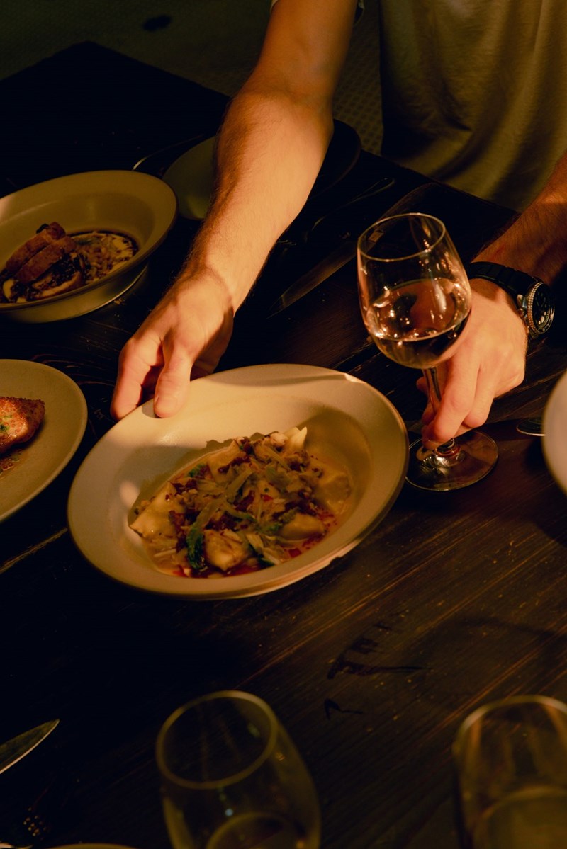 Man taking a full plate at a restaurant, illustrating a family dinner and a conflict caused by a boyfriend who never eats the food he orders.