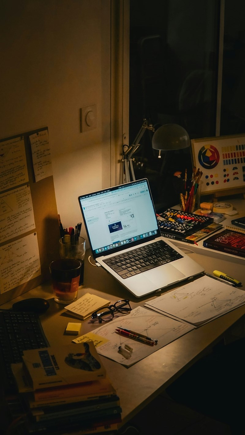 Old laptop on a student’s desk, representing the used $1,000 computer being the center of a family argument.