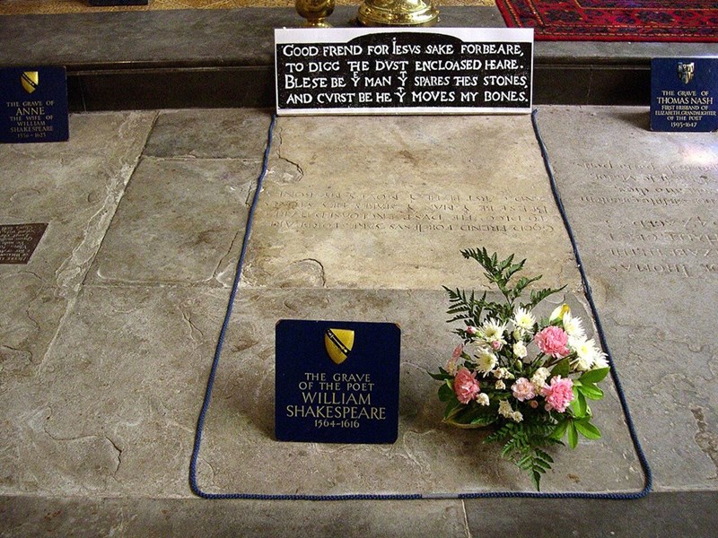 THE GRAVE OF ANNE THE WIFE OF WILLIAM SHAKESPEARE 1556-1625 GOOD FREND FOR IESVS SAKE FORBEARE, TO DICC HE DVST ENCLOASED HEARE. BLESE BE MANY SPARES HES STONES AND CVRST BE HEY MOVES MY BONES. THE GRAVE OF THOMAS NASH FIRST HUSBAND OF ELIZABETH GRANDALIGHTER OF THE POET 1595-1647 INOS ANSEOR HALL CEISVOTNE SACE DIVARISOINS SAS CIT THE GRAVE OF THE POET WILLIAM SHAKESPEARE 1564-1616