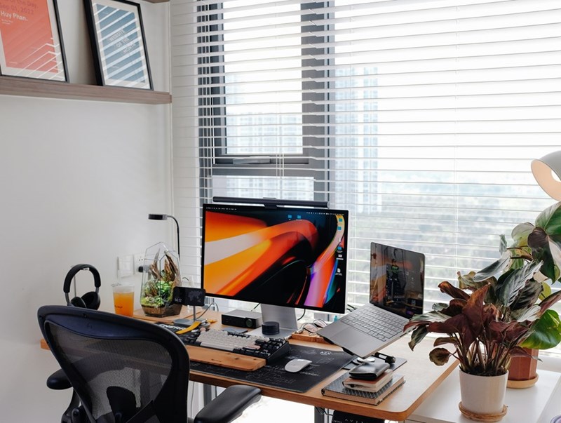 A carefully organized workspace with a computer and personal accessories, representing the employee’s personalized desk after maternity leave.