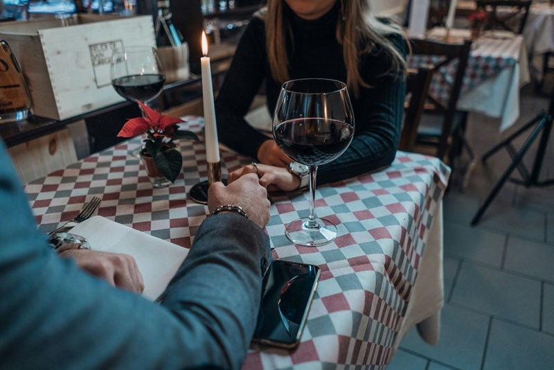 Visual representation of two people having a date at a restaurant.