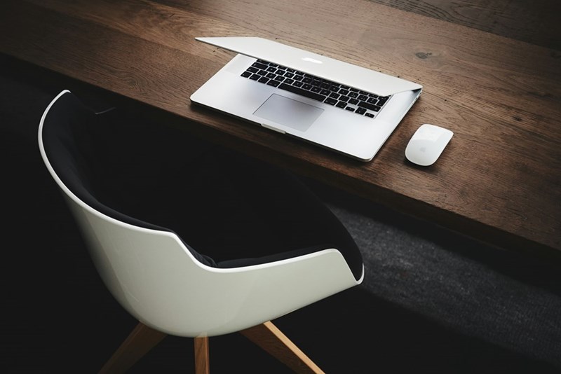 Visual representation of a computer and a mouse resting over a desk.
