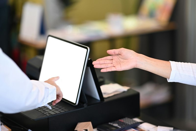 Employee explaining to the manager about cash register.