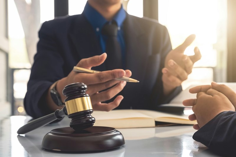 A legal consultation reflects the questions many people face when family members dispute ownership of personal property during a divorce.