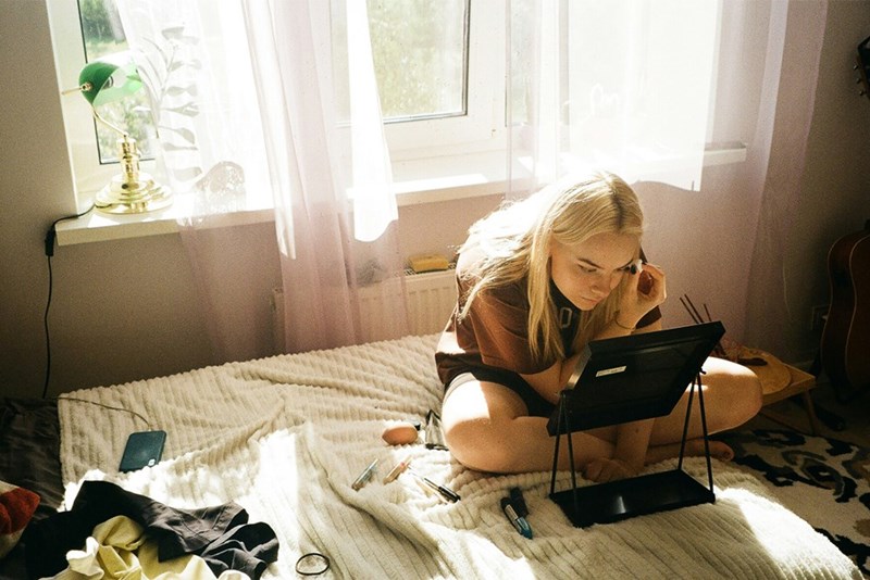 Young woman settling back into life at home, illustrating the challenges of balancing independence with returning to her parents' house.