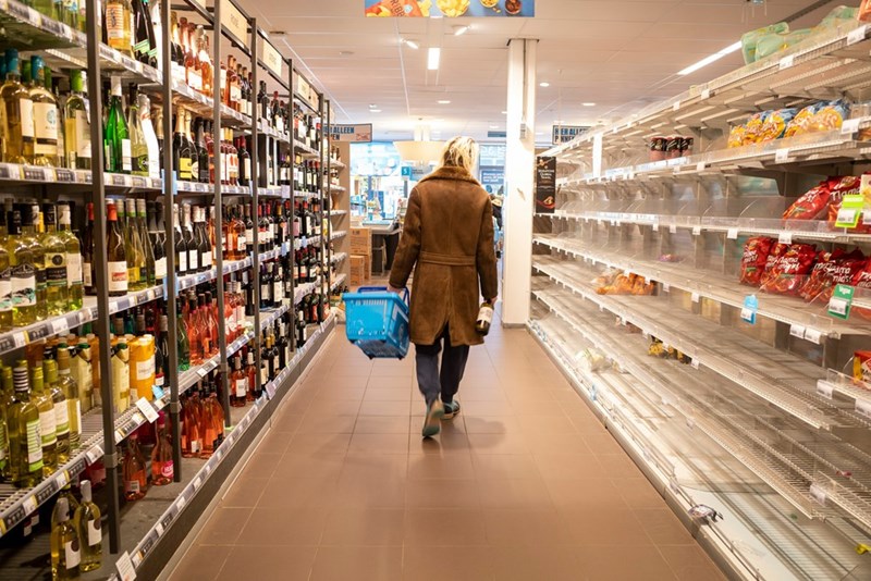 The customer leaves the store after refuting a mother's claims about her weight relative to her daughter's. 
