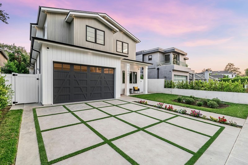 A homeowner returns to find their private driveway completely clear after repeatedly asking the neighbors to stop parking there.
