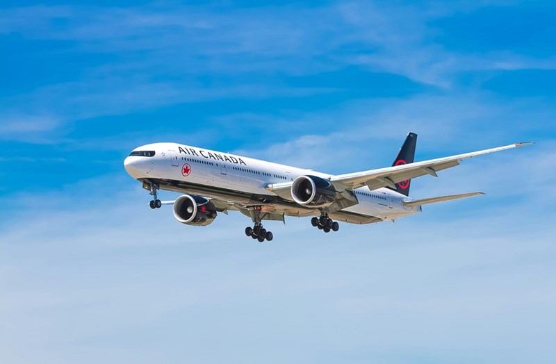 An airplane flying seen from the outside.