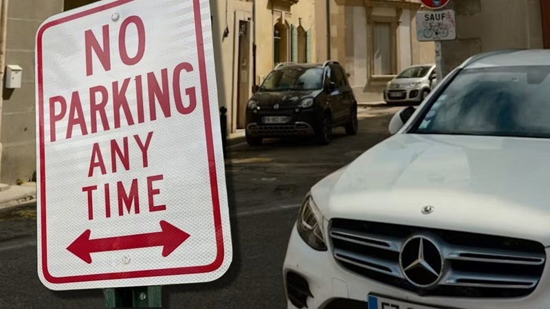 NO PARKING ANY TIME SAUF